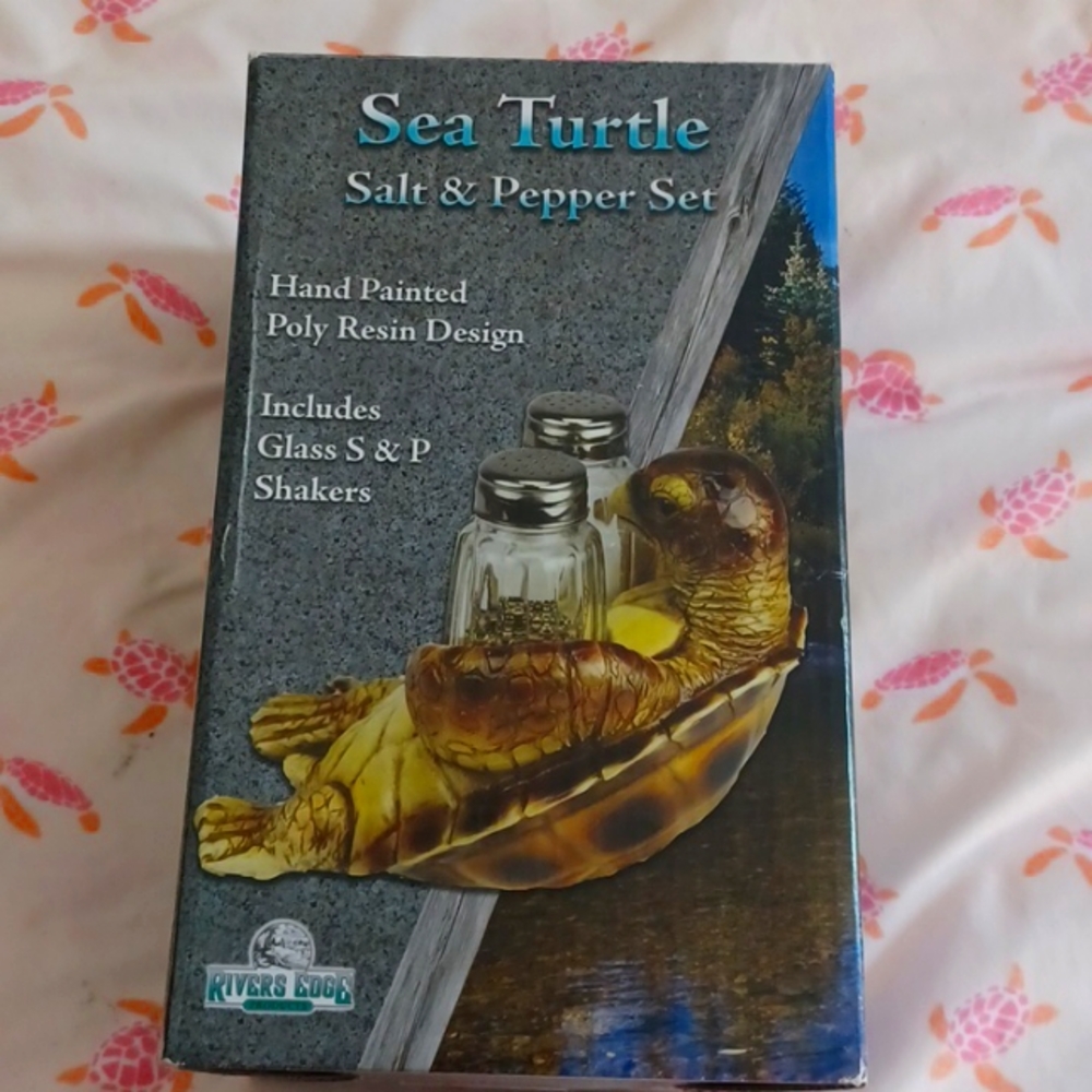 Turtle salt&pepper holder